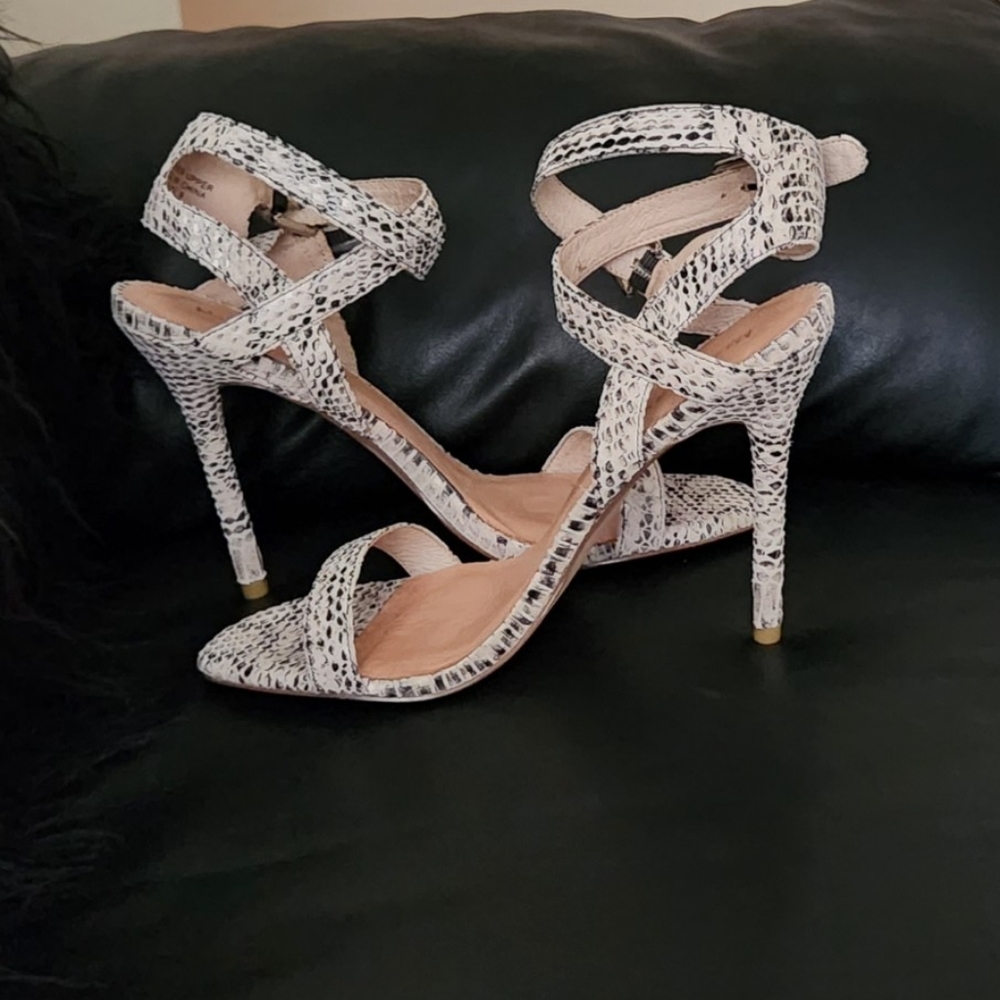 Maiden Lane Gallant Sandals EUC